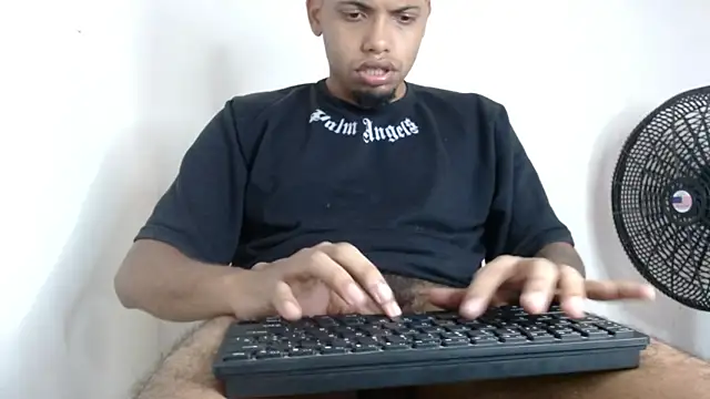 Snapshot of drako_monster chatting on May 2, 8:25 pm drako monster online show from May 2, 8:25 pm