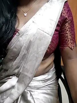 Snapshot of Tamilmallu-duskygirl03 chatting on May 28, 6:14 pm Tamilmallu-duskygirl03 online show from May 28, 6:14 pm