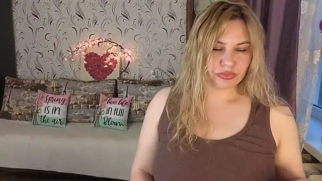 Snapshot of Passion-Blondy chatting on June 2, 5:13 pm Passion-Blondy online show from June 2, 5:13 pm