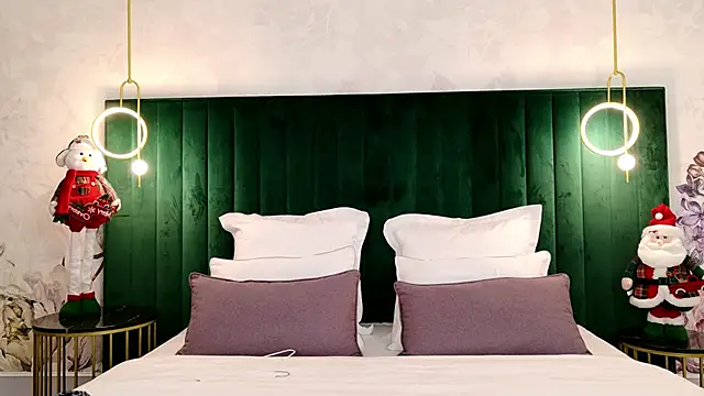 ClaireMathis online show from December 5, 2:48 pm