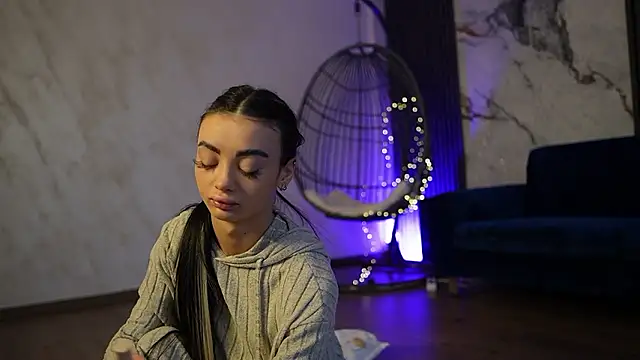 RachelRavee online show from March 22, 5:10 am