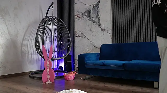 RachelRavee online show from April 13, 5:00 am