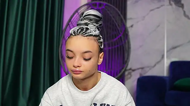 RachelRavee online show from October 31, 5:15 am