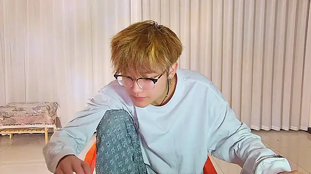KK-cuteboy online show from April 14, 6:24 pm