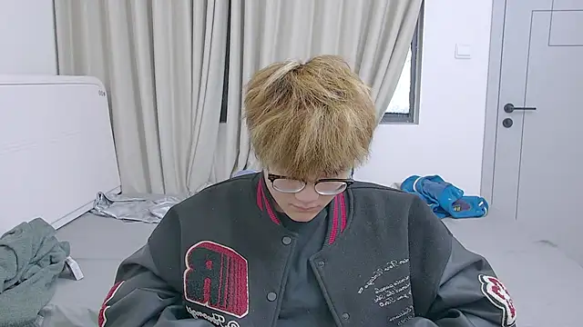 KK-cuteboy online show from April 5, 6:42 am
