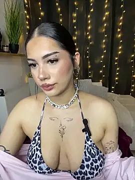 Snapshot of LoraShines chatting on June 11, 5:54 pm LoraShines online show from June 11, 5:54 pm