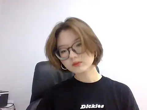 LilyTaylors online show from October 20, 8:04 am