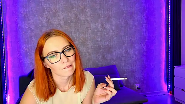 Snapshot of scarleteyes_ chatting on November 9, 5:11 am scarleteyes online show from November 9, 5:11 am