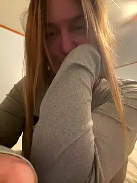 Snapshot of SugarMilkandHoney chatting on December 16, 12:37 am SugarMilkandHoney online show from December 16, 12:37 am