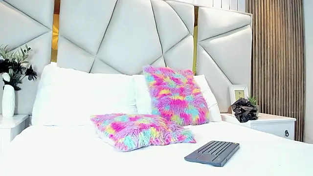 rebeca brown  online show from March 18, 11:35 am