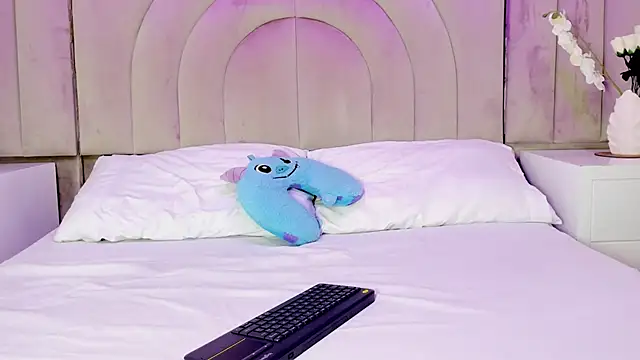 rebeca brown  online show from December 19, 11:45 am