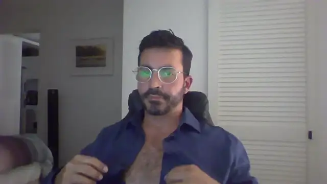 Snapshot of DrDreAu chatting on October 31, 4:20 am DrDreAu online show from October 31, 4:20 am