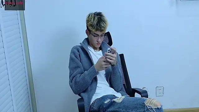 Snapshot of sexyboy-lele chatting on October 15, 12:02 pm sexyboy-lele online show from October 15, 12:02 pm