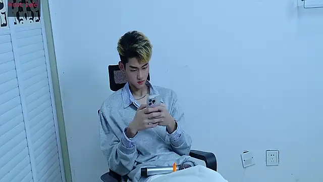 Snapshot of sexyboy-lele chatting on October 18, 11:12 am sexyboy-lele online show from October 18, 11:12 am