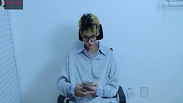 Snapshot of sexyboy-lele chatting on October 11, 11:33 am sexyboy-lele online show from October 11, 11:33 am