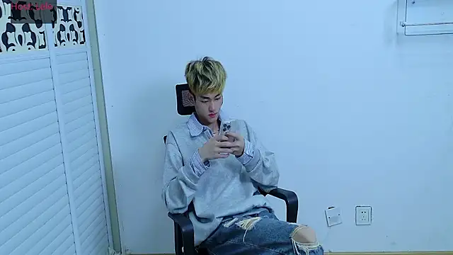 Snapshot of sexyboy-lele chatting on October 17, 12:51 pm sexyboy-lele online show from October 17, 12:51 pm