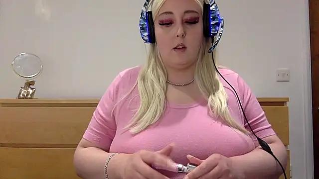 Snapshot of GoddessBarbiee chatting on October 10, 8:09 pm GoddessBarbiee online show from October 10, 8:09 pm