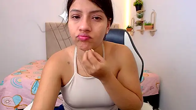Snapshot of zara_cute chatting on June 18, 12:21 pm zara cute online show from June 18, 12:21 pm