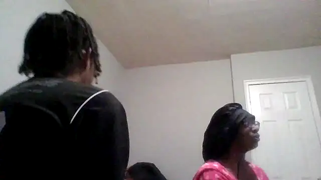 Snapshot of dezzidavill chatting on February 16, 3:27 am dezzidavill online show from February 16, 3:27 am