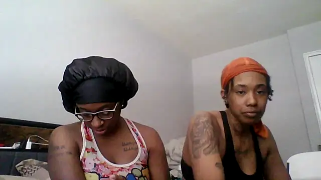 Snapshot of dezzidavill chatting on February 8, 3:10 pm dezzidavill online show from February 8, 3:10 pm