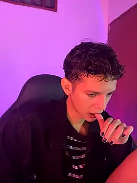 tylernova online show from November 5, 4:04 am