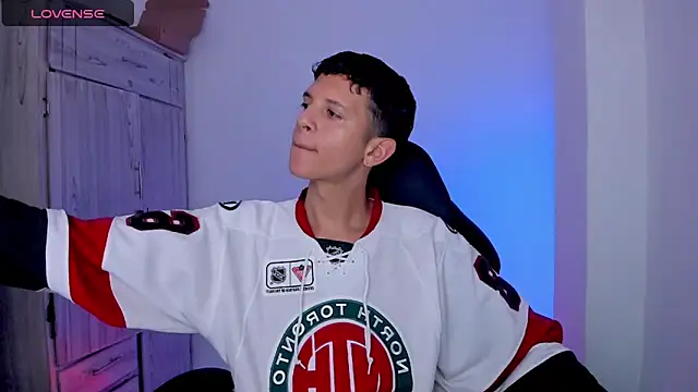 tylernova online show from May 22, 1:36 am