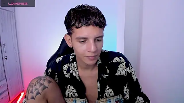 tylernova online show from April 28, 3:44 am