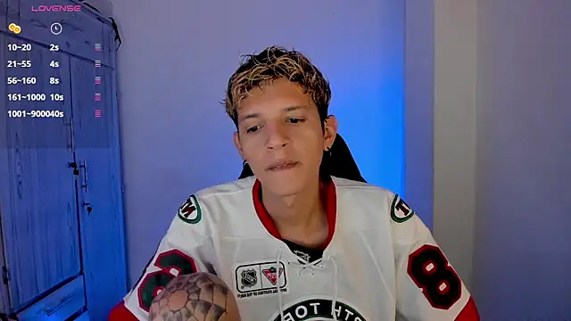 tylernova online show from April 10, 3:13 am