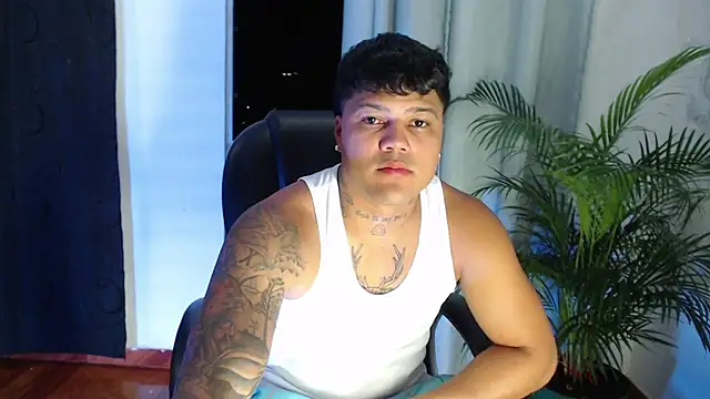 Snapshot of Boyhot_00 chatting on January 8, 4:40 am Boyhot 00 online show from January 8, 4:40 am