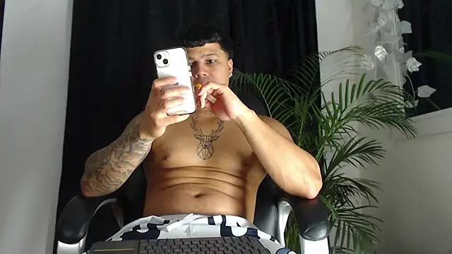 Snapshot of Boyhot_00 chatting on February 21, 1:51 am Boyhot 00 online show from February 21, 1:51 am