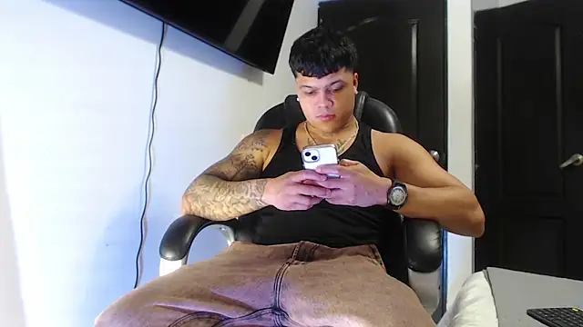 Snapshot of Boyhot_00 chatting on December 16, 4:39 am Boyhot 00 online show from December 16, 4:39 am