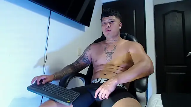 Snapshot of Boyhot_00 chatting on November 6, 2:48 am Boyhot 00 online show from November 6, 2:48 am