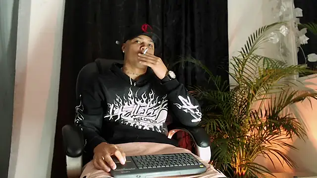 Snapshot of Boyhot_00 chatting on February 9, 1:36 am Boyhot 00 online show from February 9, 1:36 am