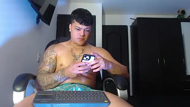 Snapshot of Boyhot_00 chatting on October 14, 5:57 pm Boyhot 00 online show from October 14, 5:57 pm