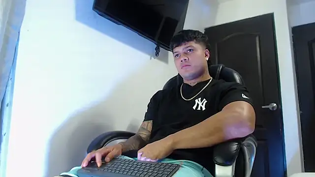 Snapshot of Boyhot_00 chatting on October 26, 3:40 am Boyhot 00 online show from October 26, 3:40 am