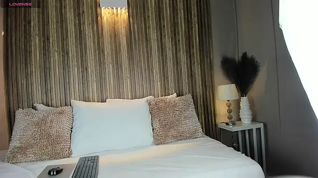 Snapshot of VanneCamiel chatting on November 7, 11:37 am VanneCamiel online show from November 7, 11:37 am