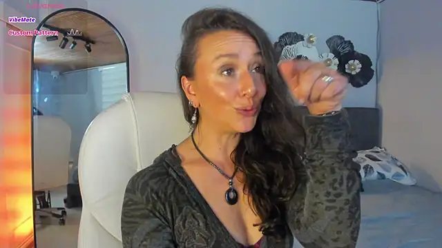 Snapshot of indigo_wild_ chatting on November 8, 11:19 pm indigo wild online show from November 8, 11:19 pm