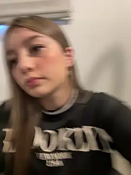   Lorelain   online show from January 8, 9:10 pm