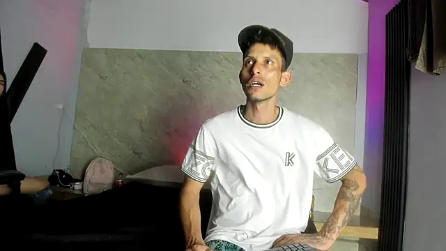 Snapshot of BenedettoMr69 chatting on October 28, 4:24 am BenedettoMr69 online show from October 28, 4:24 am