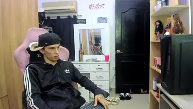 Snapshot of Pride_couple chatting on June 9, 8:43 pm Pride couple online show from June 9, 8:43 pm