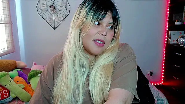 Snapshot of EllieMoonX chatting on November 13, 4:00 pm EllieMoonX online show from November 13, 4:00 pm