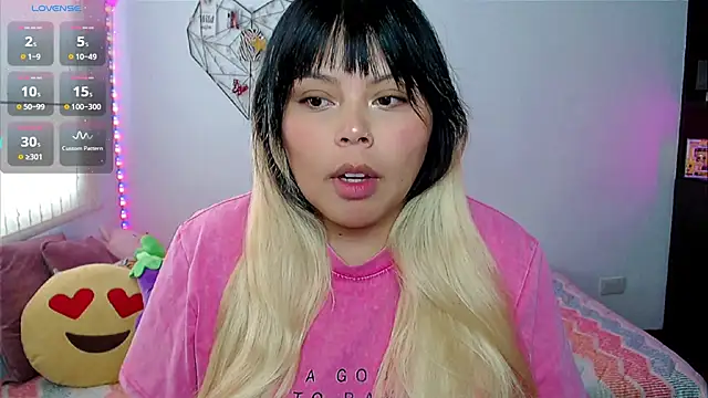 EllieMoonX online show from May 3, 9:40 pm