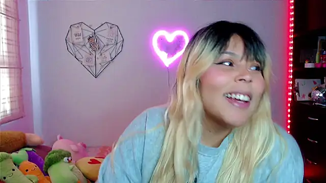 Snapshot of EllieMoonX chatting on November 15, 5:28 pm EllieMoonX online show from November 15, 5:28 pm