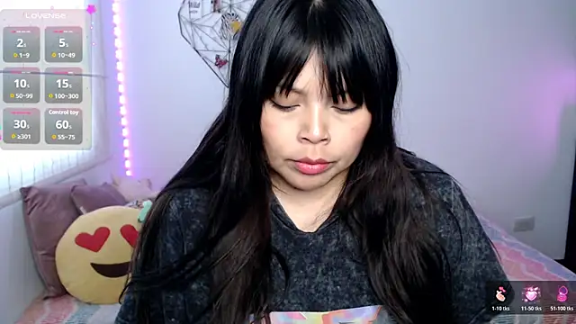 Snapshot of EllieMoonX chatting on June 18, 10:37 pm EllieMoonX online show from June 18, 10:37 pm