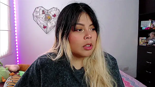 EllieMoonX online show from April 1, 10:07 pm