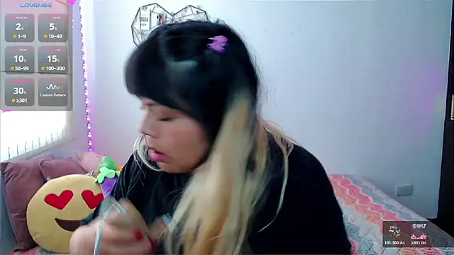 EllieMoonX online show from May 1, 8:03 pm