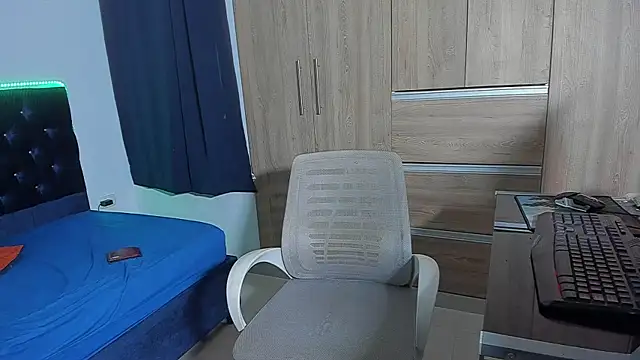 Snapshot of elias_ford chatting on October 19, 8:22 pm elias ford online show from October 19, 8:22 pm