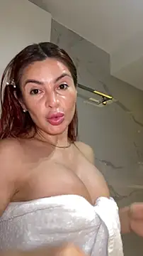 AbrilColls  online show from November 1, 4:30 am