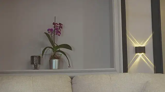 AbrilColls  online show from April 3, 9:10 pm