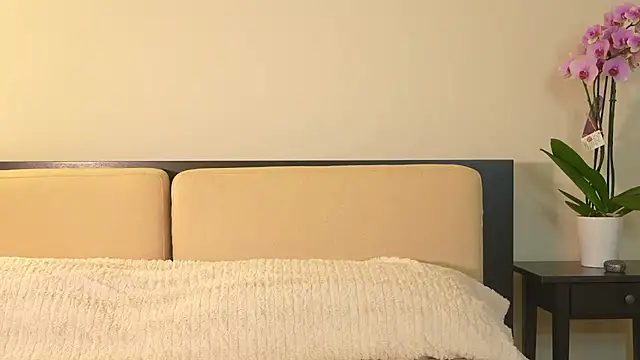 AbrilColls  online show from March 9, 8:01 pm